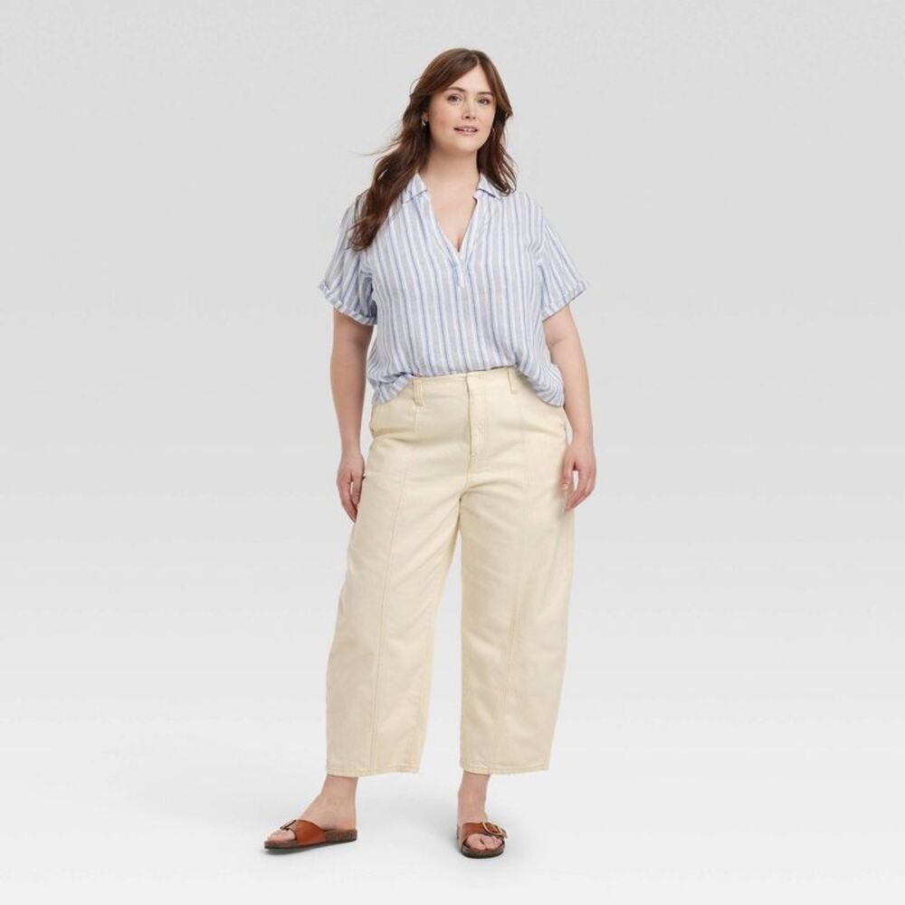 Universal Thread - Women's Mid-Rise Barrel Leg Ankle Jeans - Universa Cream - Picture 3 of 3